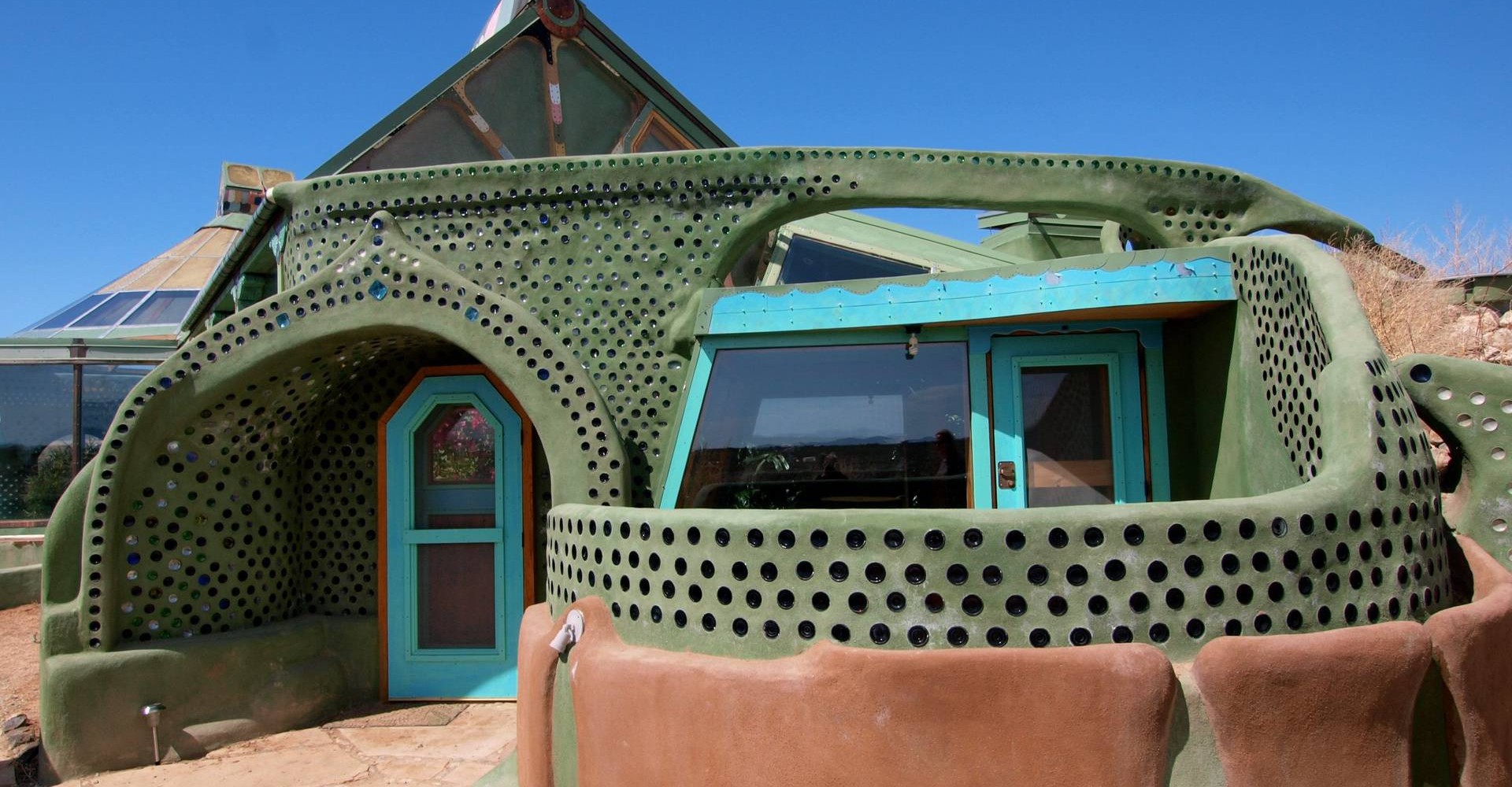 CONOCE DE CERCA LA COMUNIDAD DE CASAS ECOLÓGICAS EARTHSHIP - la red verde