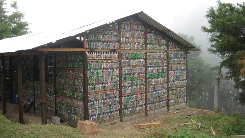 Arquitectos Mexicanos crean casas con PET . - la red verde